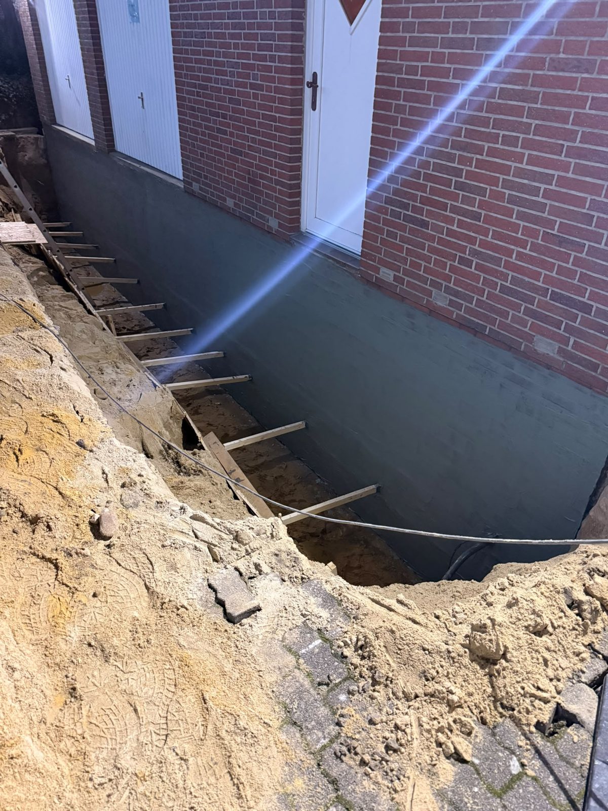 Freigelegte Kelleraußenwand mit Außenabdichtung im Arbeitsgraben aus einem eigenen Projekt
