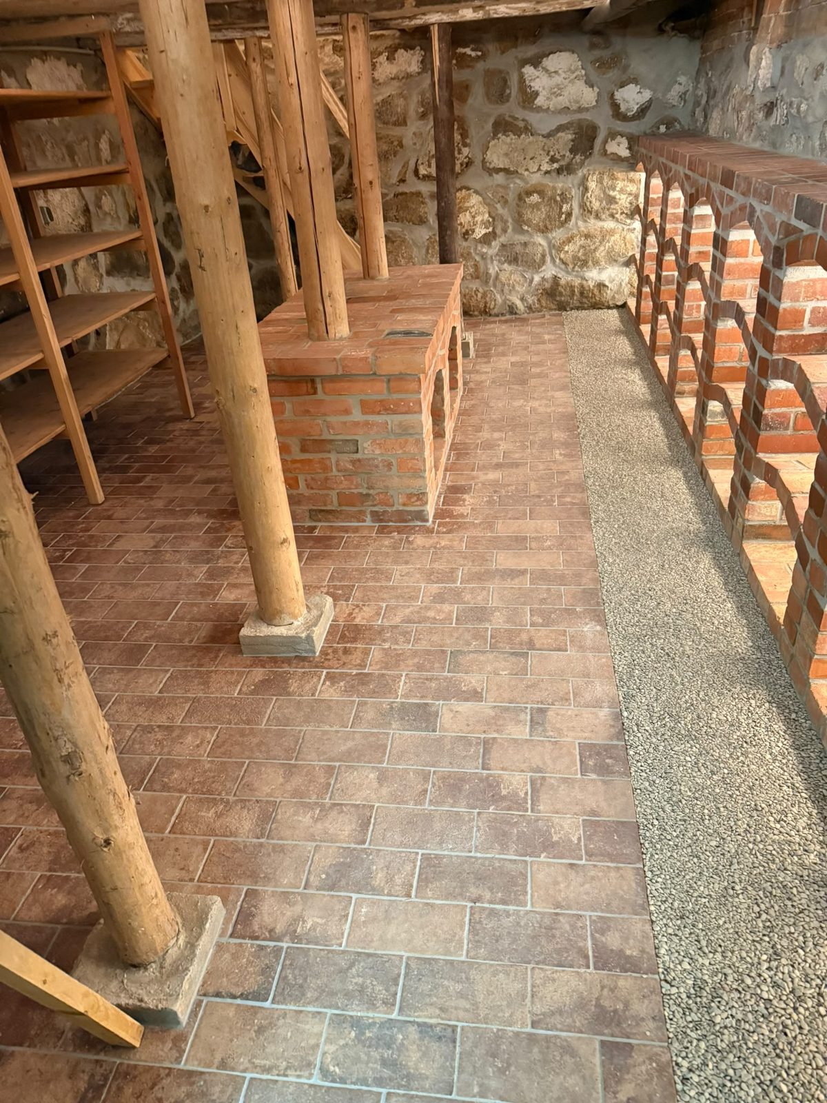 Abstützung und Mauerarbeiten im Keller während einer eigenen Sanierung