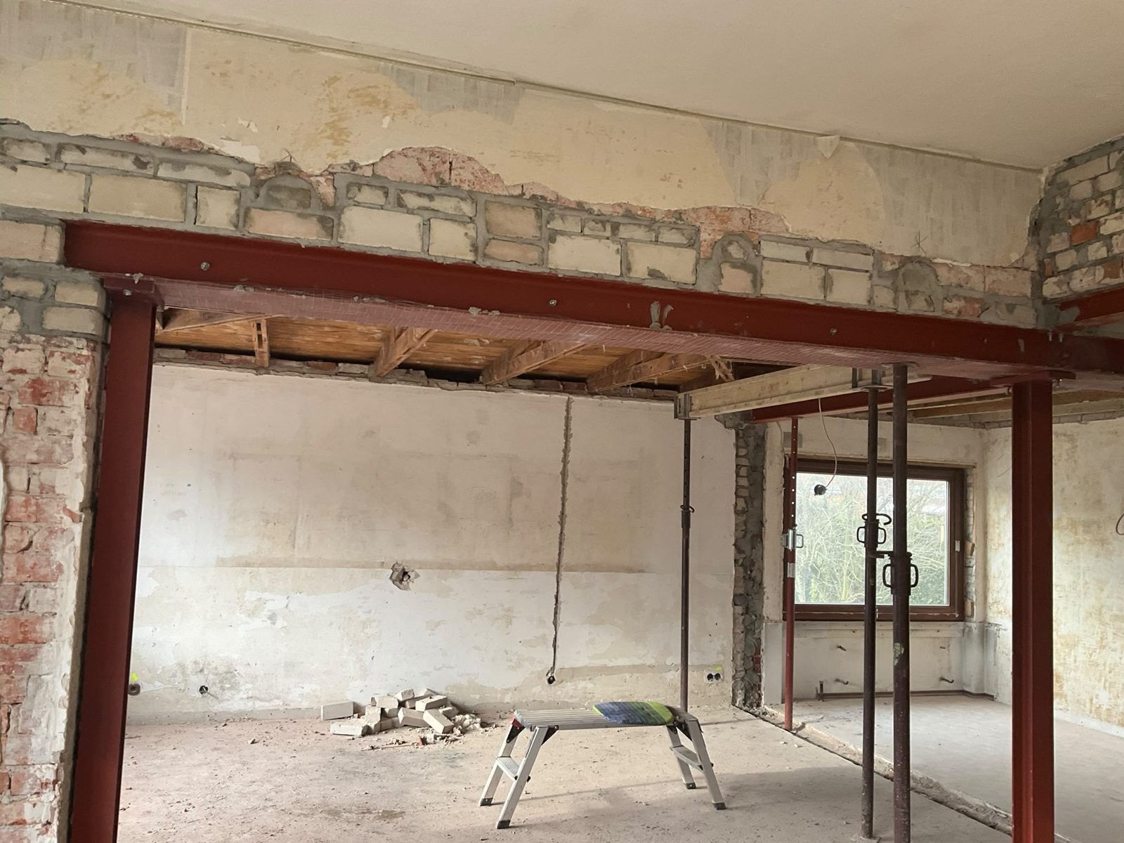 Umbau/Rohbau mit Stahlträgern – Vorher: abgestützte Deckenöffnung im Rohbau