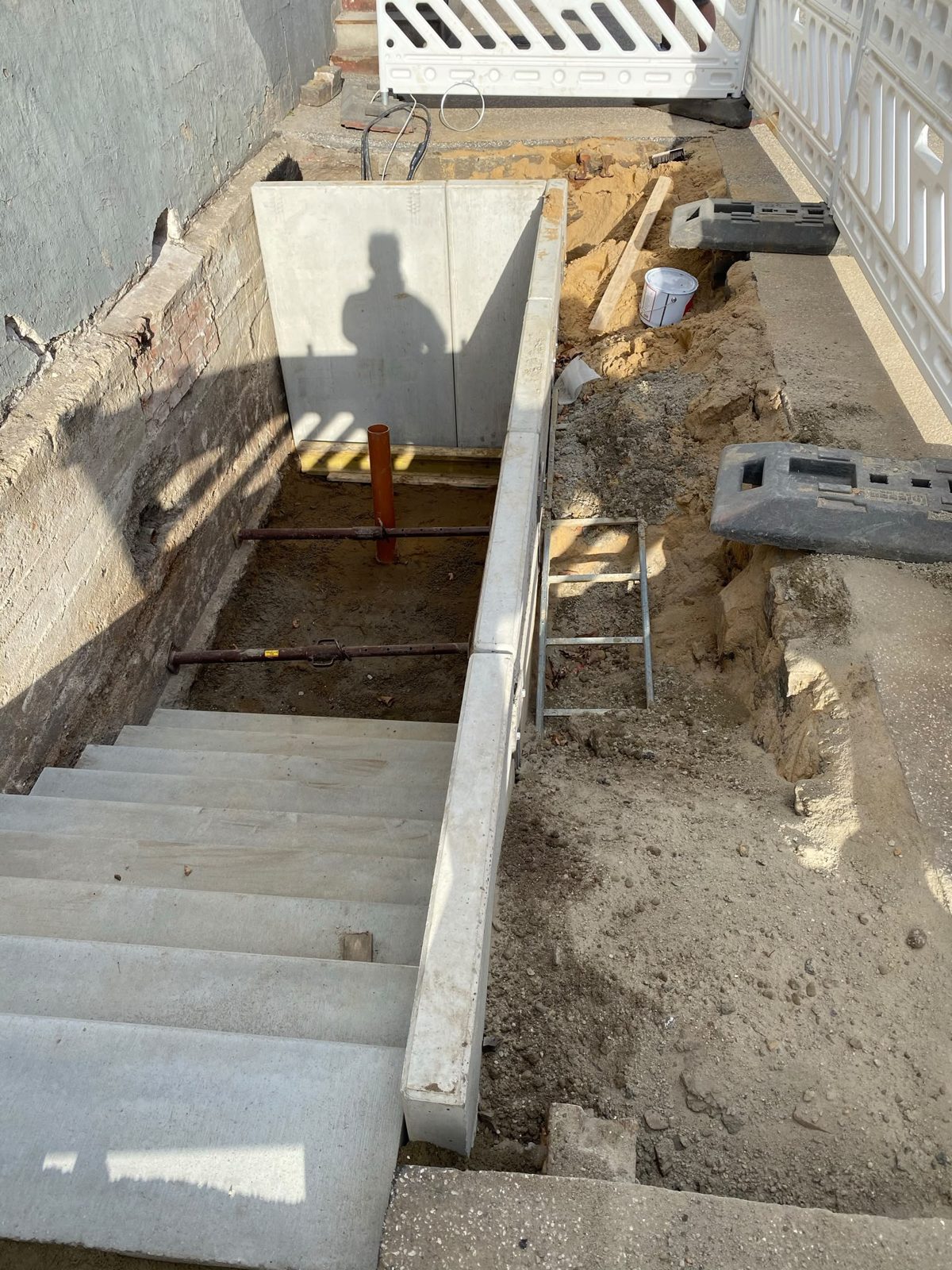 Neue Treppenanlage – Bauphase: Betonstufen und Wangen im Rohbauzustand