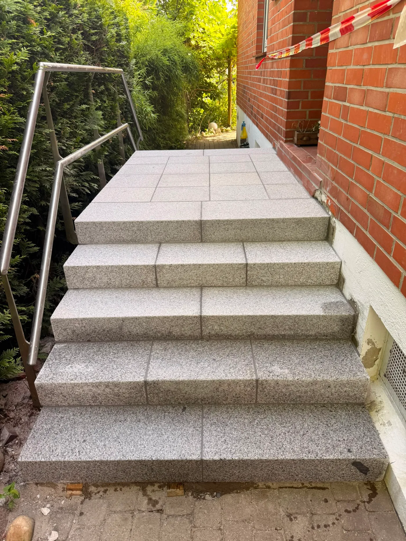 Treppeneingang – Nachher: Blick die fertigen Granitstufen hinauf