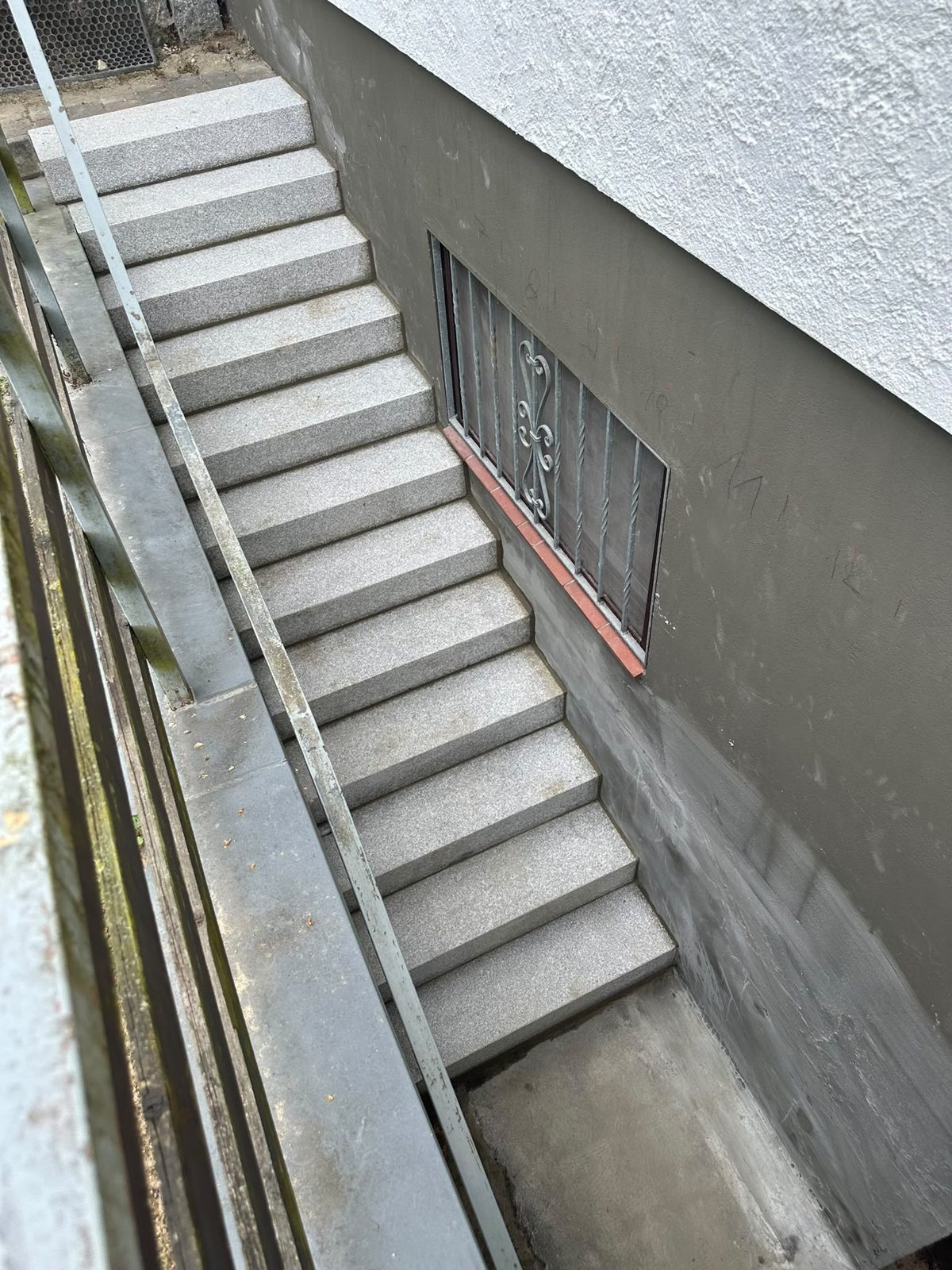 Neue Treppenanlage – Nachher: fertige Außentreppe zum Kellereingang
