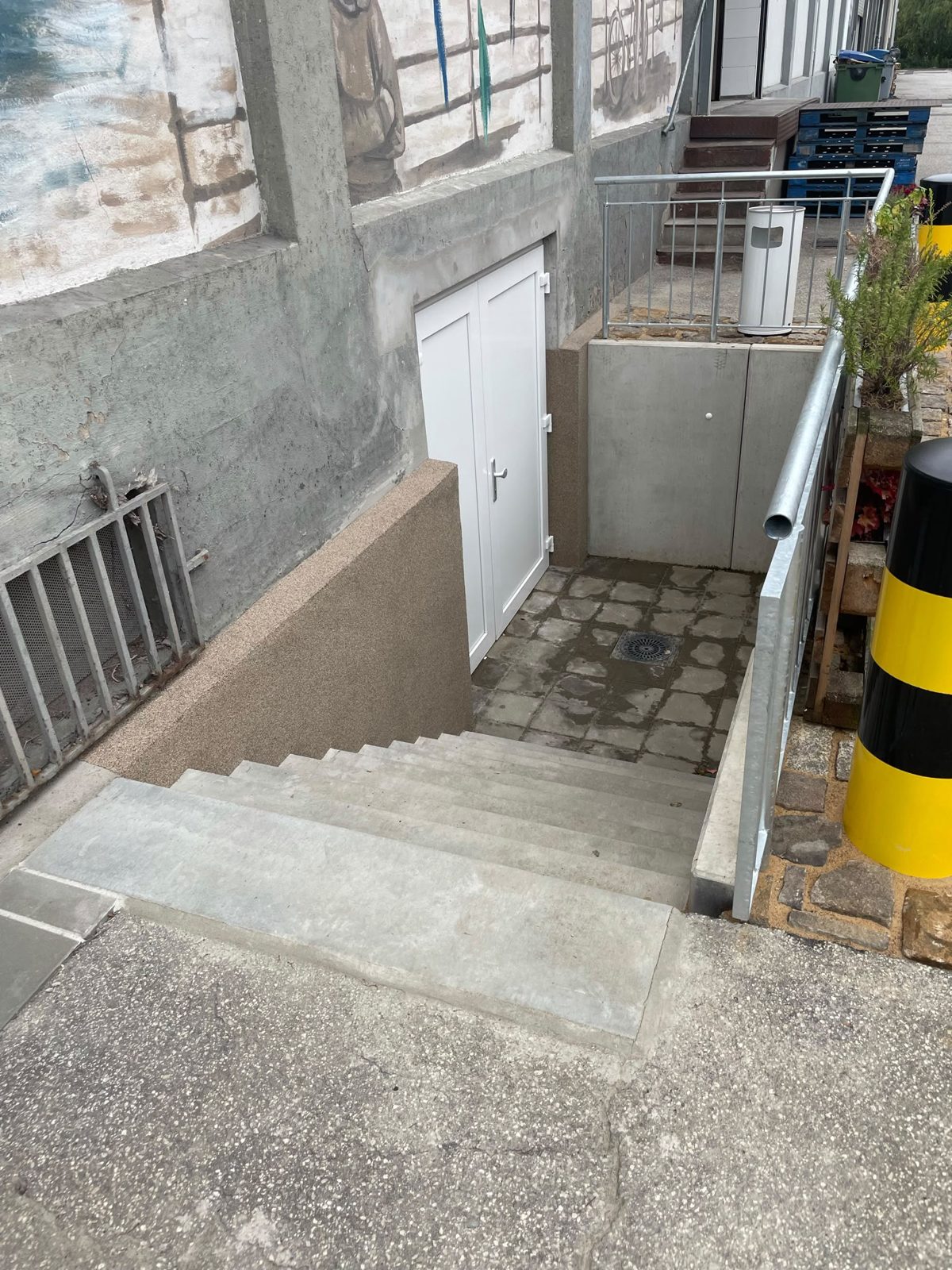 Neue Treppenanlage – Nachher: fertige Außentreppe mit Geländer und Kellerzugang